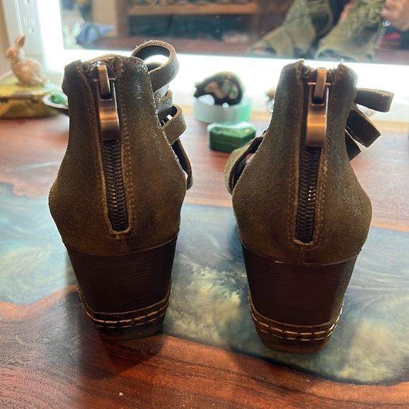 Beautiful army green antelope sandals - Picture 4 of 4